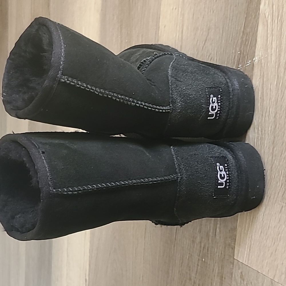 UGGs Black Women's Size 7. Great condition. Barely worn.